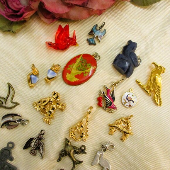 VINTAGE Bird Charm Pendant Lot ~ 19 Mixed Materials Pendant Charm Bird Variety - Picture 7 of 11